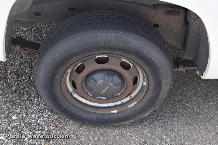 image for item L2514 2008 Chevrolet Colorado pickup truck