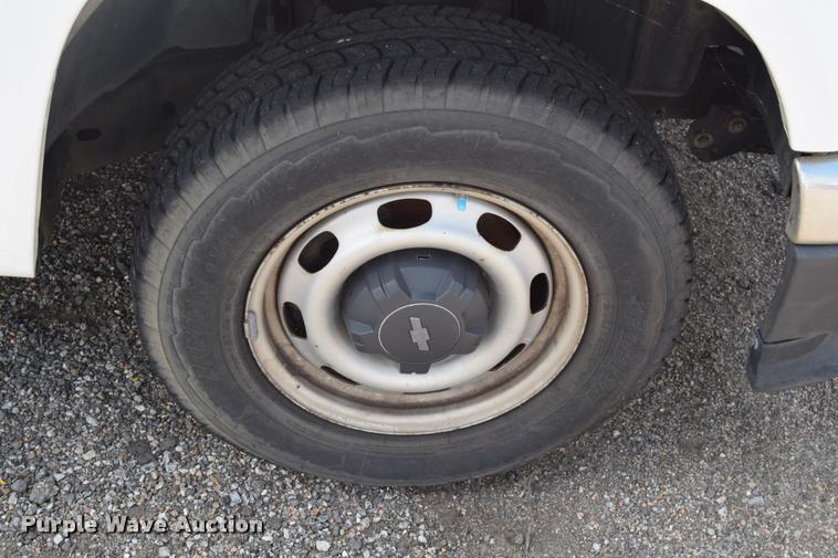 image for item L2514 2008 Chevrolet Colorado pickup truck