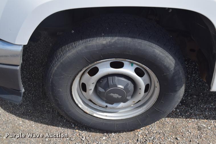 image for item L2514 2008 Chevrolet Colorado pickup truck