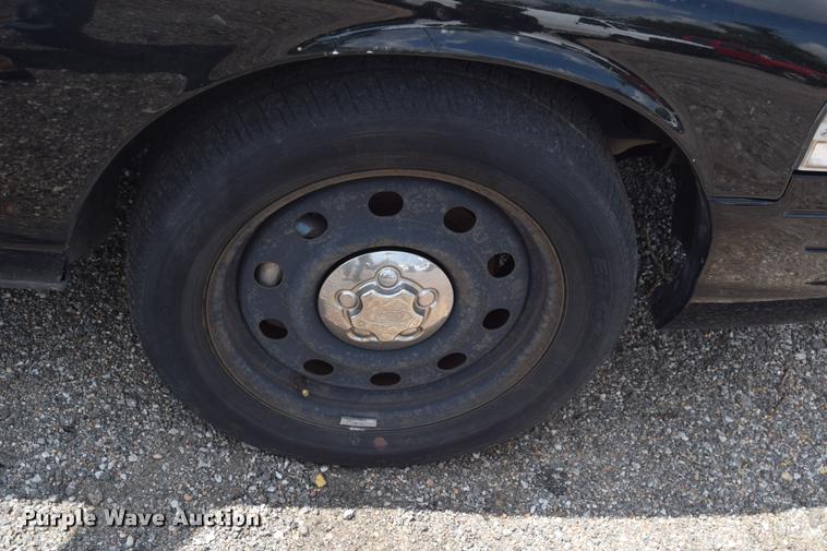 image for item L2515 2011 Ford Crown Victoria Police Interceptor