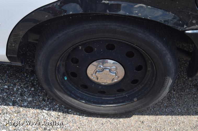 image for item L2515 2011 Ford Crown Victoria Police Interceptor