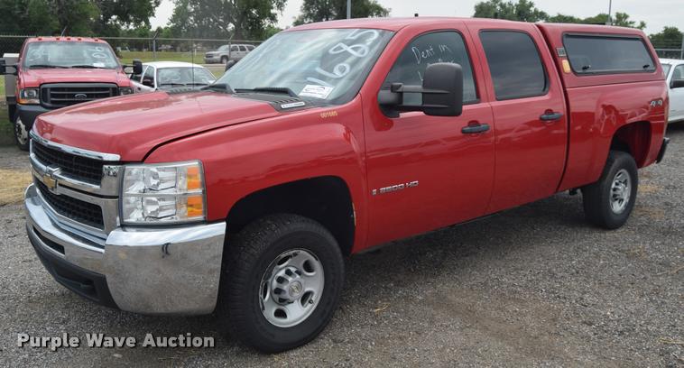 image for item L2517 2008 Chevrolet Silverado 2500HD Crew Cab pickup truck