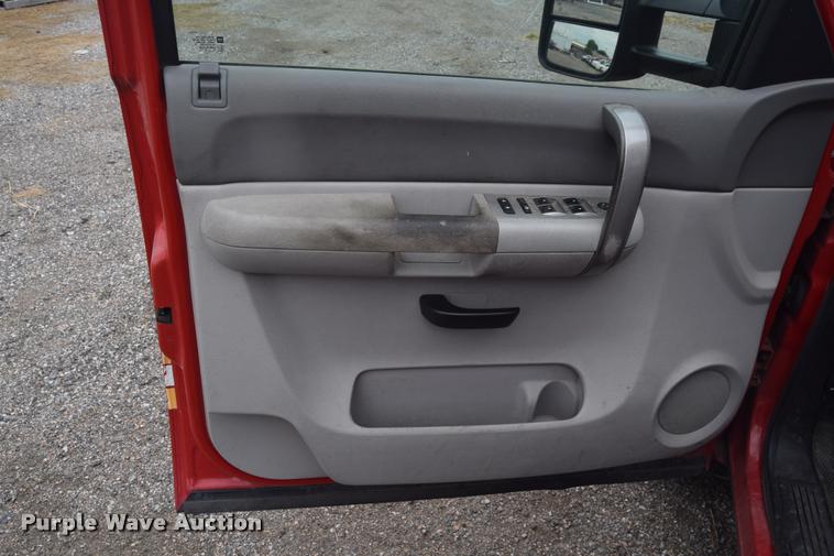 image for item L2517 2008 Chevrolet Silverado 2500HD Crew Cab pickup truck