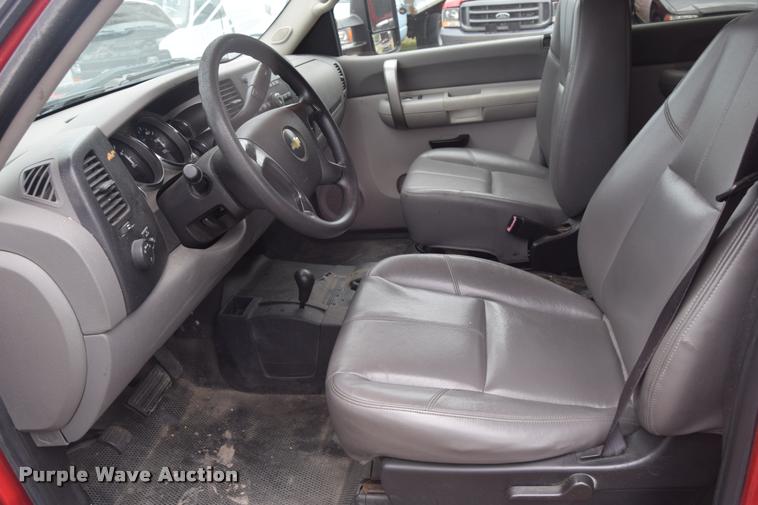 image for item L2517 2008 Chevrolet Silverado 2500HD Crew Cab pickup truck