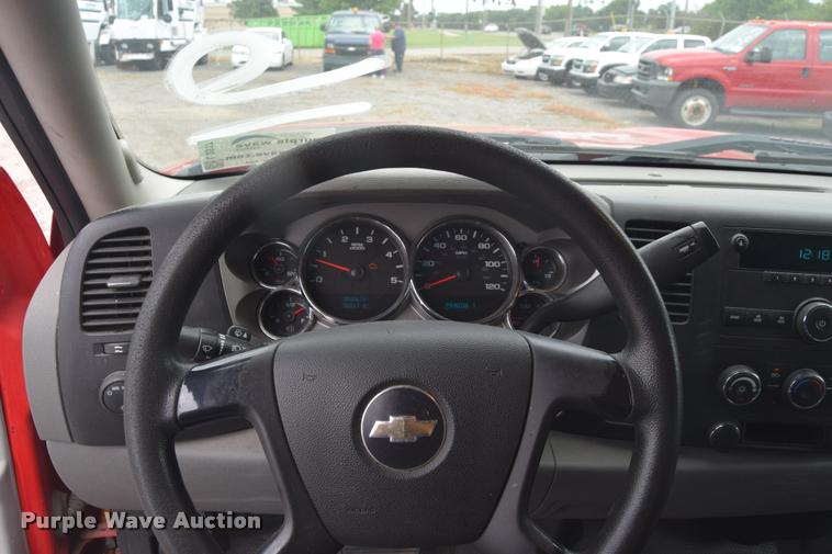 image for item L2517 2008 Chevrolet Silverado 2500HD Crew Cab pickup truck