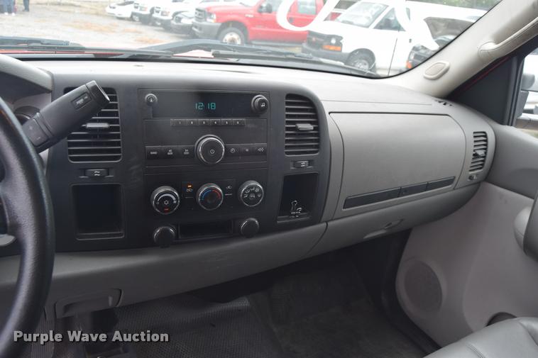 image for item L2517 2008 Chevrolet Silverado 2500HD Crew Cab pickup truck