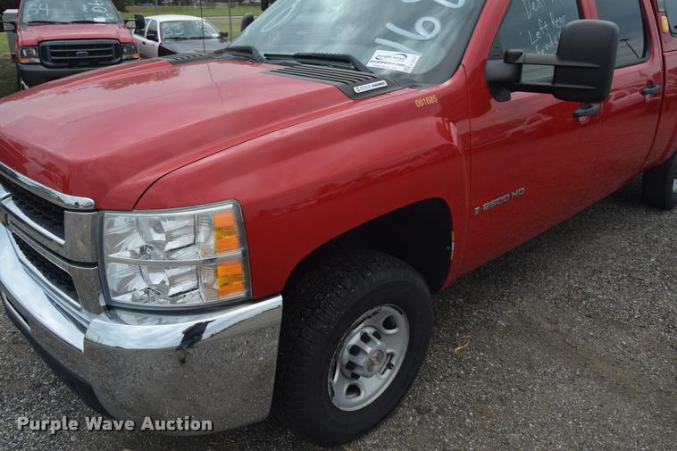 image for item L2517 2008 Chevrolet Silverado 2500HD Crew Cab pickup truck