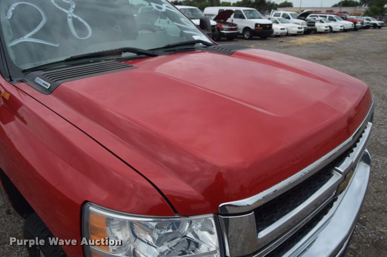 image for item L2517 2008 Chevrolet Silverado 2500HD Crew Cab pickup truck