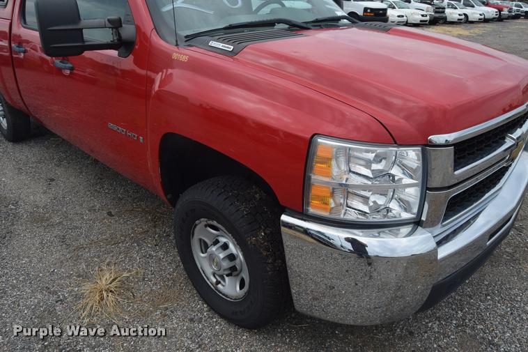 image for item L2517 2008 Chevrolet Silverado 2500HD Crew Cab pickup truck