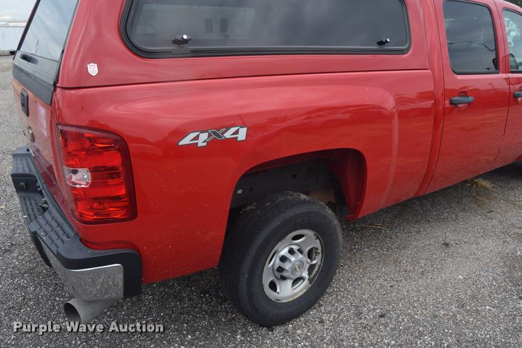 image for item L2517 2008 Chevrolet Silverado 2500HD Crew Cab pickup truck