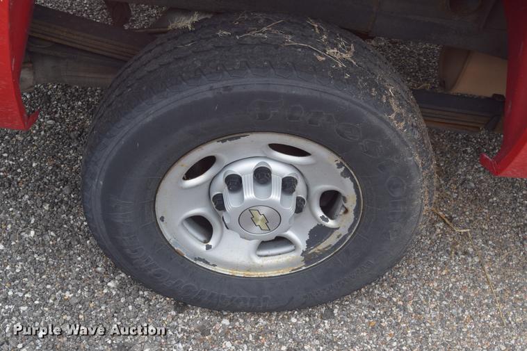 image for item L2517 2008 Chevrolet Silverado 2500HD Crew Cab pickup truck