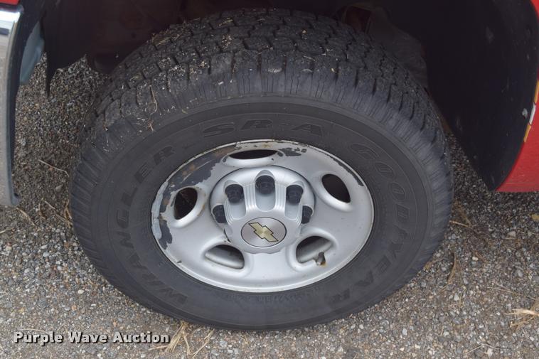 image for item L2517 2008 Chevrolet Silverado 2500HD Crew Cab pickup truck