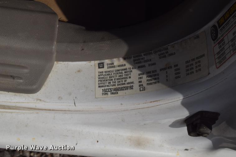 image for item L2518 2005 Chevrolet Colorado pickup truck