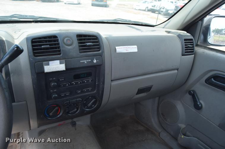 image for item L2518 2005 Chevrolet Colorado pickup truck