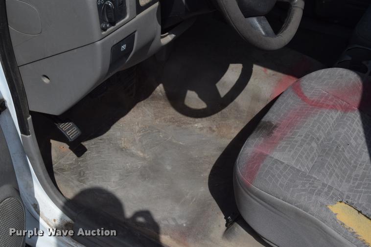 image for item L2518 2005 Chevrolet Colorado pickup truck