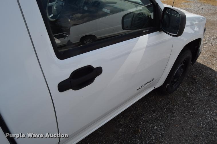 image for item L2518 2005 Chevrolet Colorado pickup truck