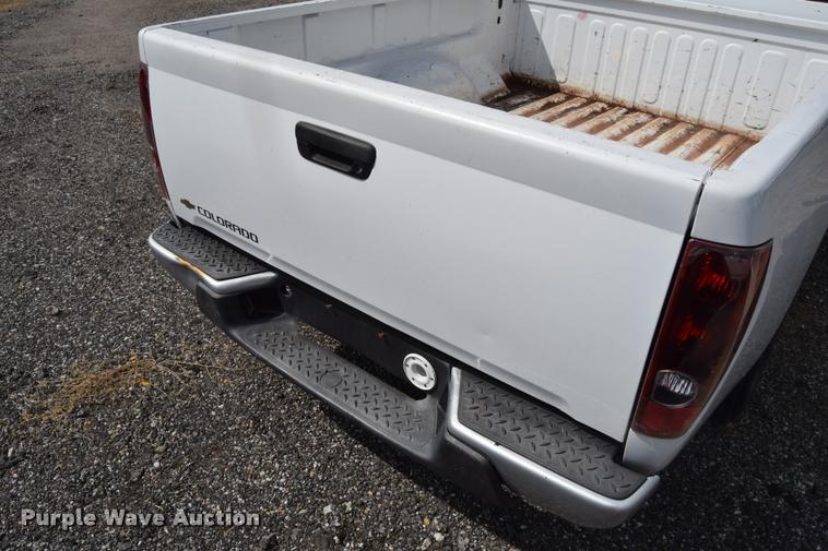 image for item L2518 2005 Chevrolet Colorado pickup truck