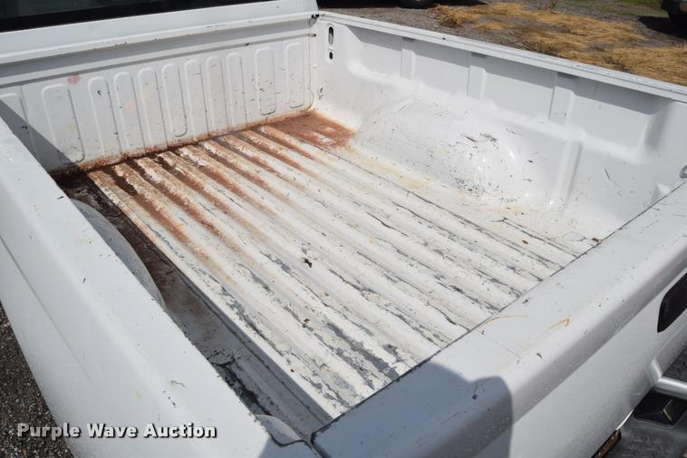 image for item L2518 2005 Chevrolet Colorado pickup truck