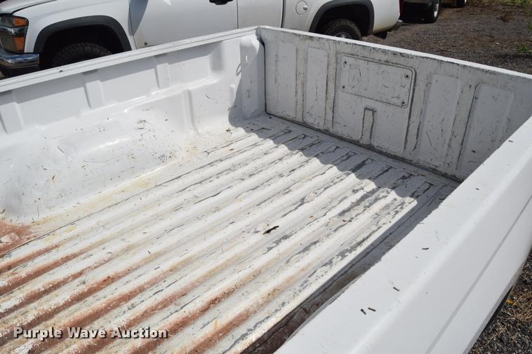 image for item L2518 2005 Chevrolet Colorado pickup truck