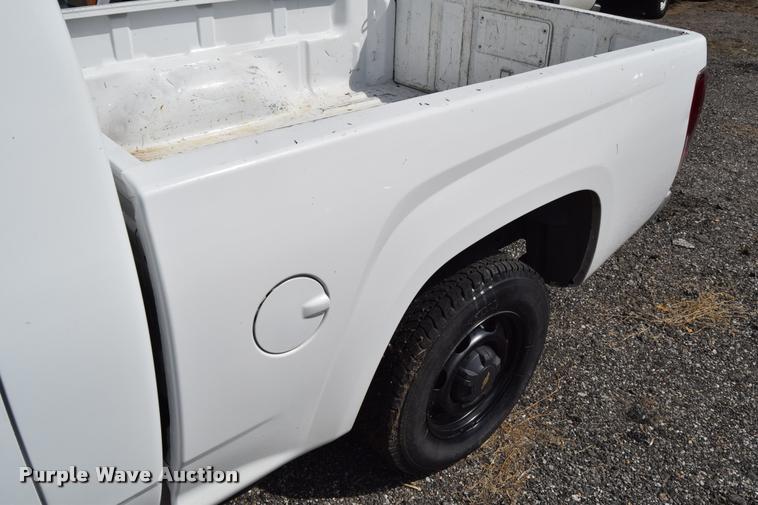 image for item L2518 2005 Chevrolet Colorado pickup truck