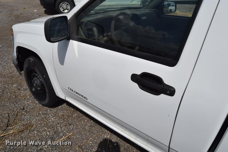 image for item L2518 2005 Chevrolet Colorado pickup truck