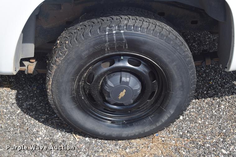 image for item L2518 2005 Chevrolet Colorado pickup truck