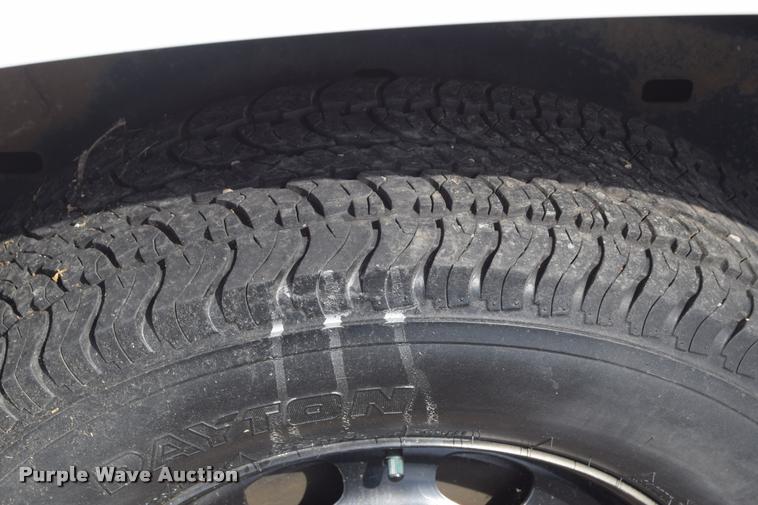 image for item L2518 2005 Chevrolet Colorado pickup truck