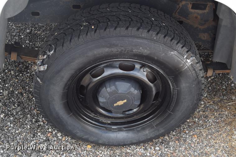 image for item L2518 2005 Chevrolet Colorado pickup truck