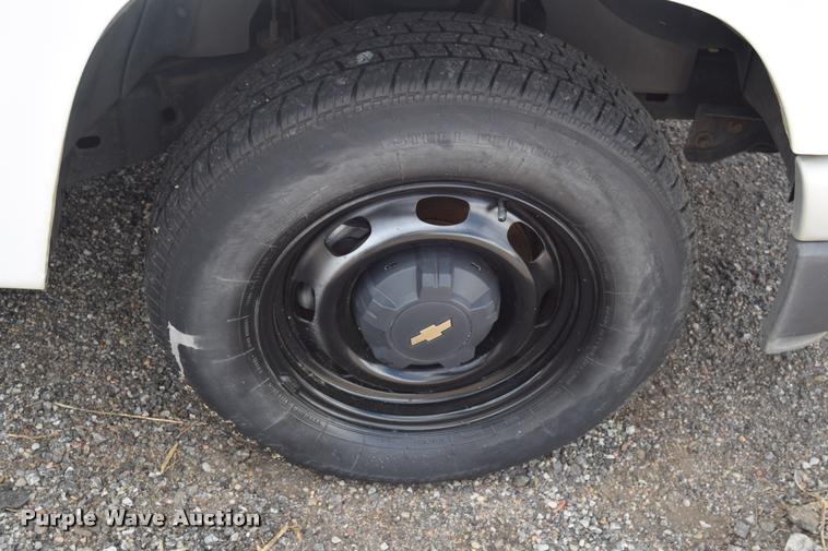 image for item L2518 2005 Chevrolet Colorado pickup truck