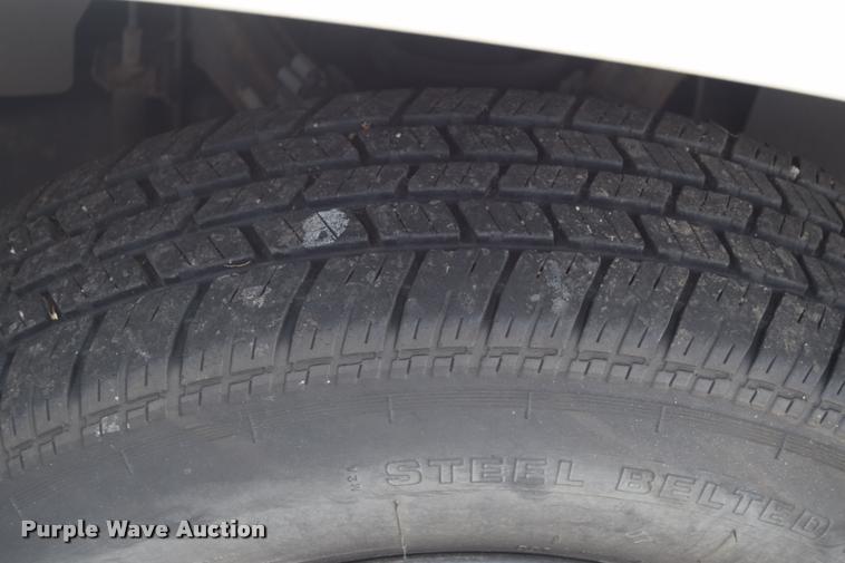 image for item L2518 2005 Chevrolet Colorado pickup truck