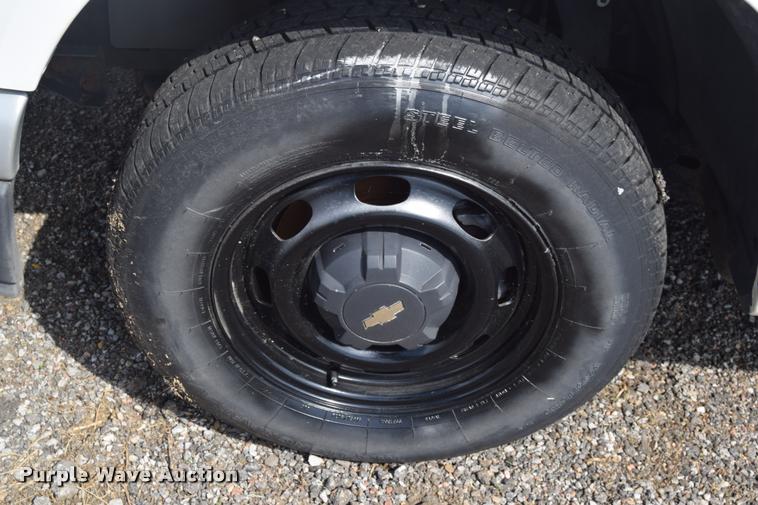 image for item L2518 2005 Chevrolet Colorado pickup truck