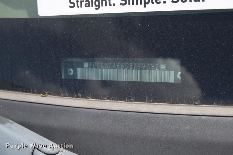 image for item L2518 2005 Chevrolet Colorado pickup truck