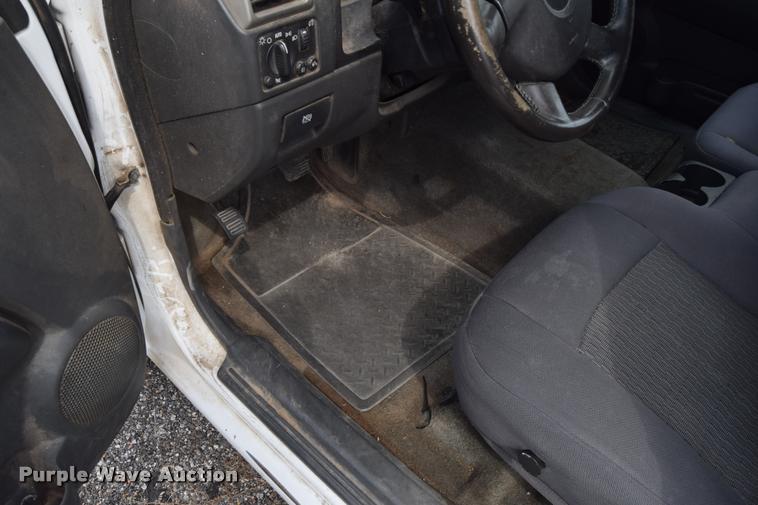 image for item L2519 2006 Chevrolet Colorado Ext. Cab pickup truck