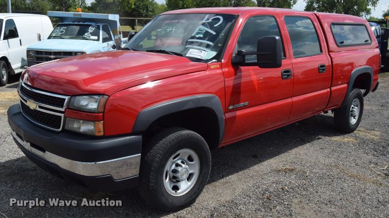 image for item L2520 2006 Chevrolet Silverado 2500HD Crew Cab pickup truck