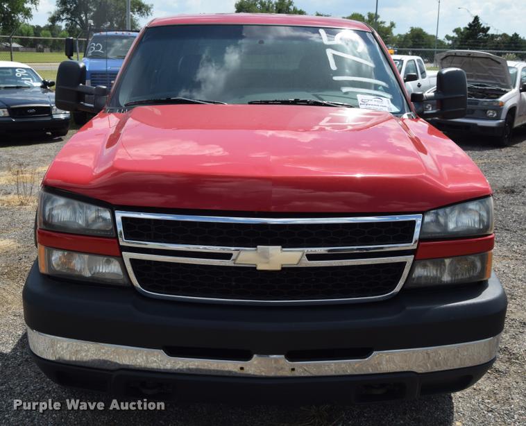 image for item L2520 2006 Chevrolet Silverado 2500HD Crew Cab pickup truck