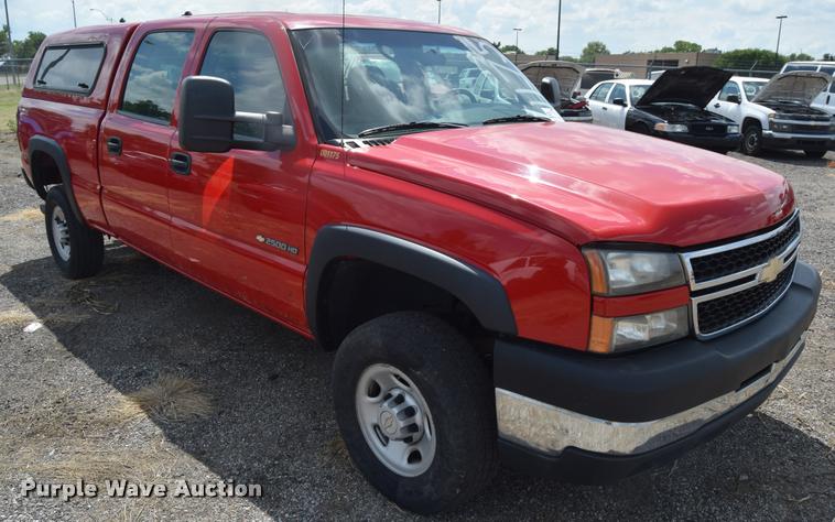 image for item L2520 2006 Chevrolet Silverado 2500HD Crew Cab pickup truck