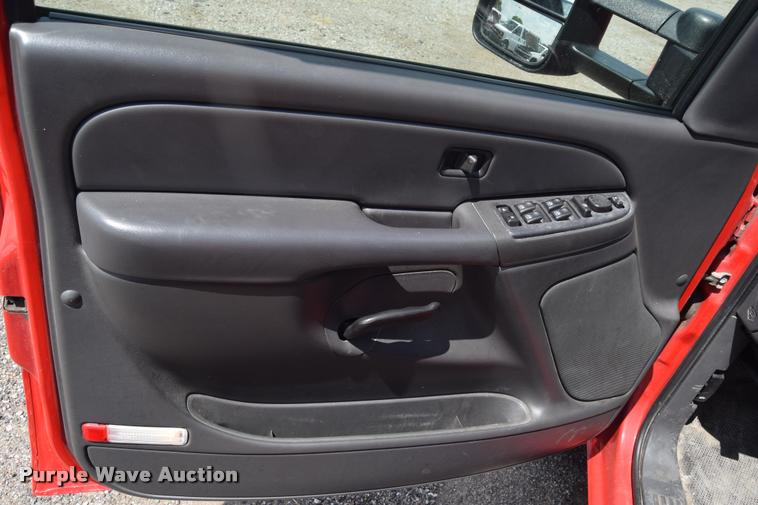 image for item L2520 2006 Chevrolet Silverado 2500HD Crew Cab pickup truck