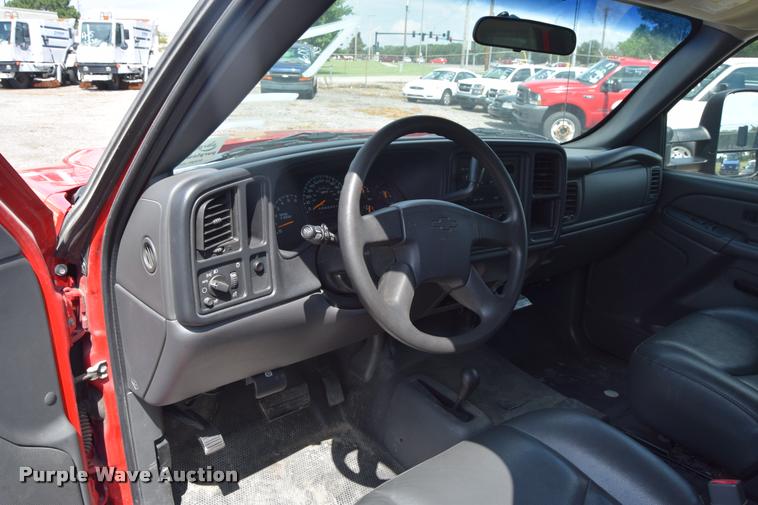 image for item L2520 2006 Chevrolet Silverado 2500HD Crew Cab pickup truck