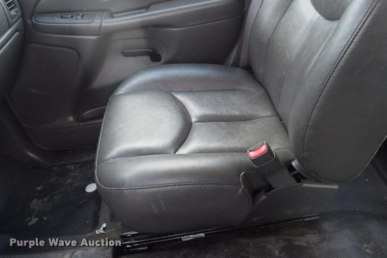 image for item L2520 2006 Chevrolet Silverado 2500HD Crew Cab pickup truck