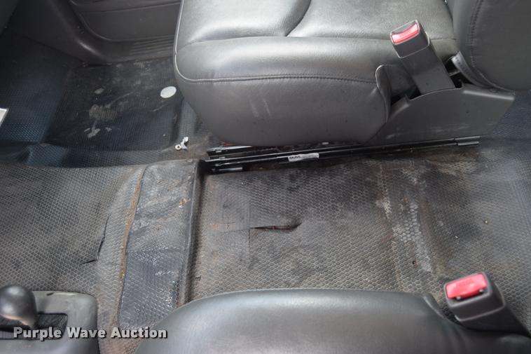 image for item L2520 2006 Chevrolet Silverado 2500HD Crew Cab pickup truck