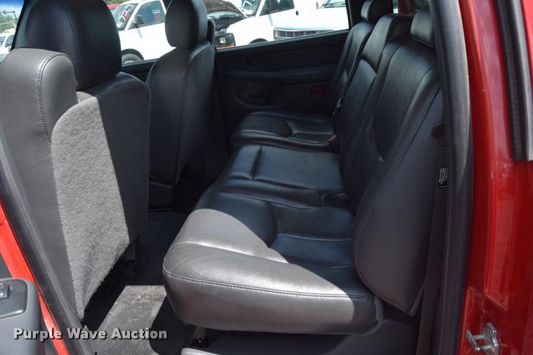 image for item L2520 2006 Chevrolet Silverado 2500HD Crew Cab pickup truck