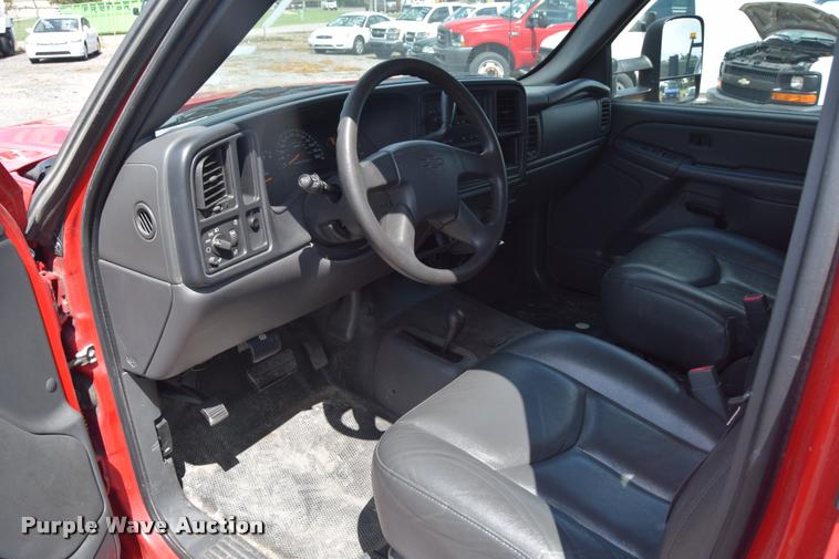 image for item L2520 2006 Chevrolet Silverado 2500HD Crew Cab pickup truck