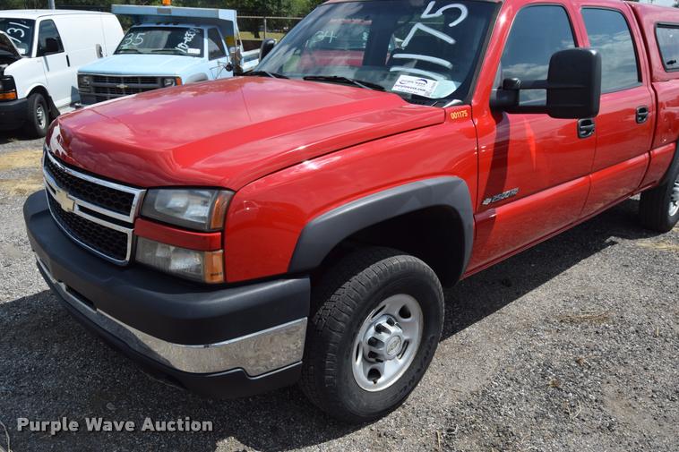 image for item L2520 2006 Chevrolet Silverado 2500HD Crew Cab pickup truck