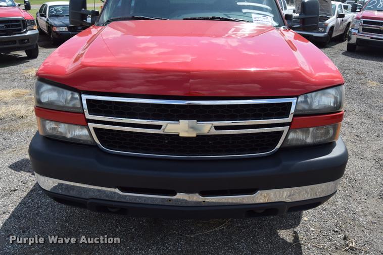 image for item L2520 2006 Chevrolet Silverado 2500HD Crew Cab pickup truck