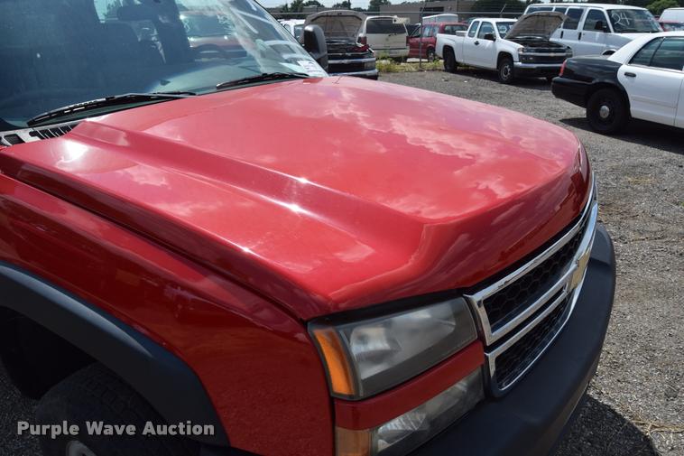 image for item L2520 2006 Chevrolet Silverado 2500HD Crew Cab pickup truck