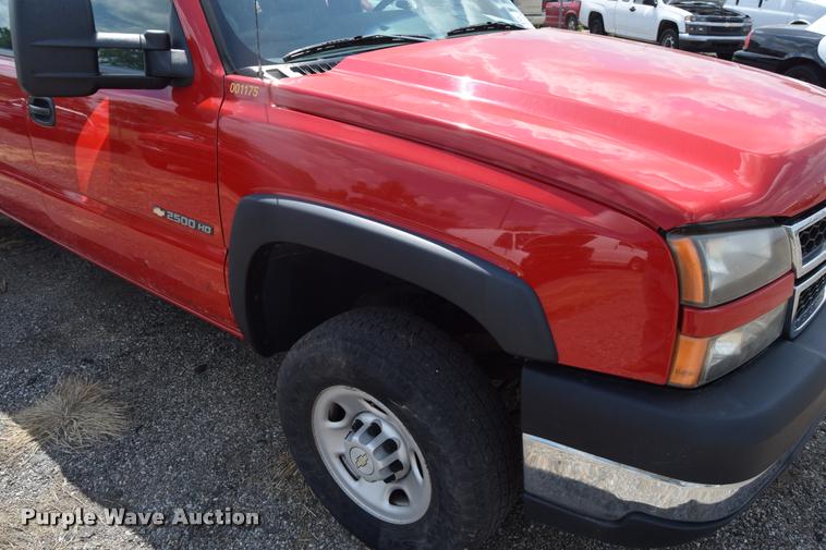 image for item L2520 2006 Chevrolet Silverado 2500HD Crew Cab pickup truck