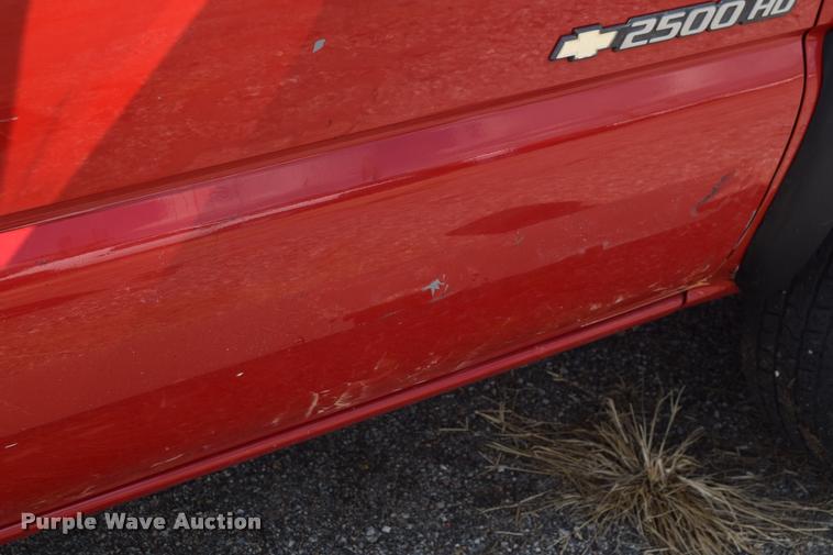 image for item L2520 2006 Chevrolet Silverado 2500HD Crew Cab pickup truck