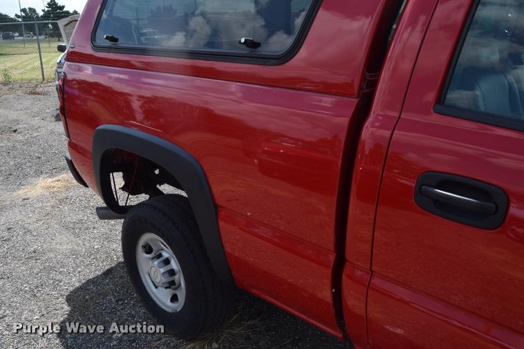 image for item L2520 2006 Chevrolet Silverado 2500HD Crew Cab pickup truck