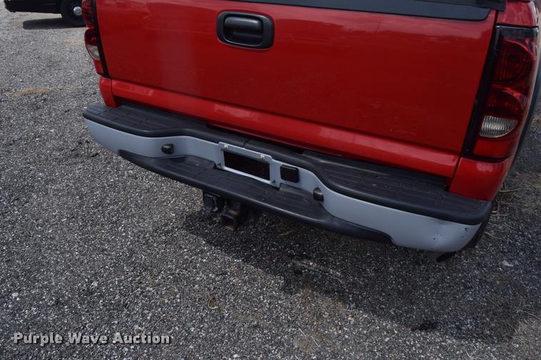 image for item L2520 2006 Chevrolet Silverado 2500HD Crew Cab pickup truck