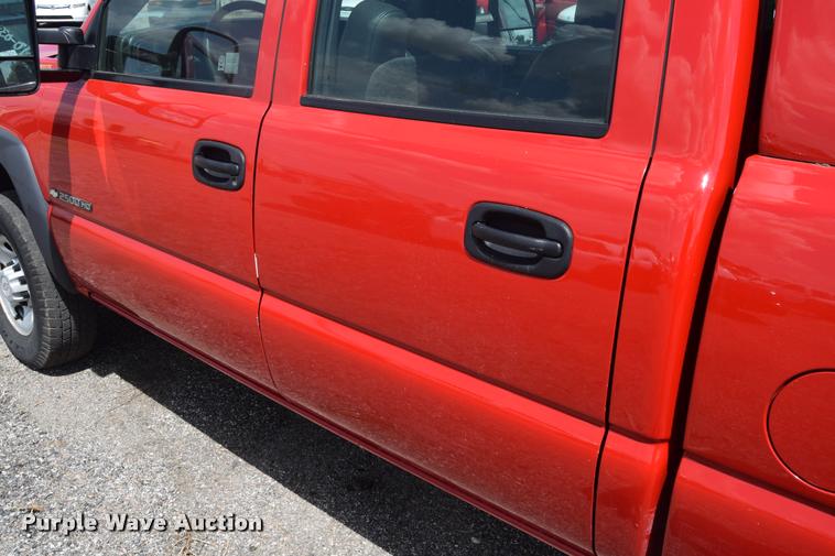 image for item L2520 2006 Chevrolet Silverado 2500HD Crew Cab pickup truck